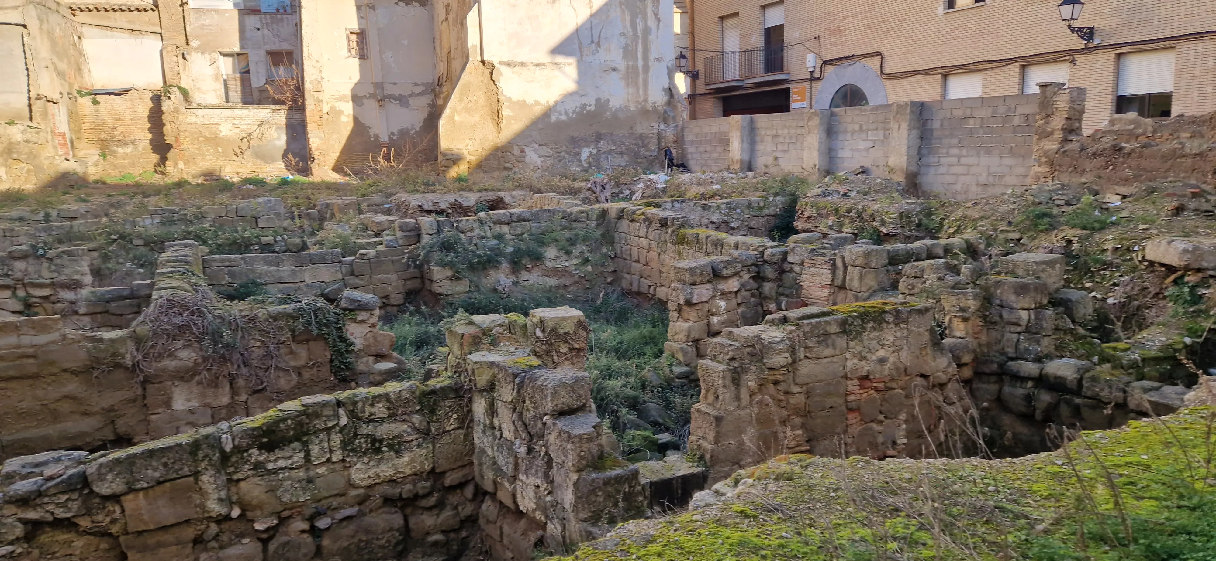 Solar de la calle Zarandia de Huesca que el Ayuntamiento va a recuperar. Foto Myriam Martínez