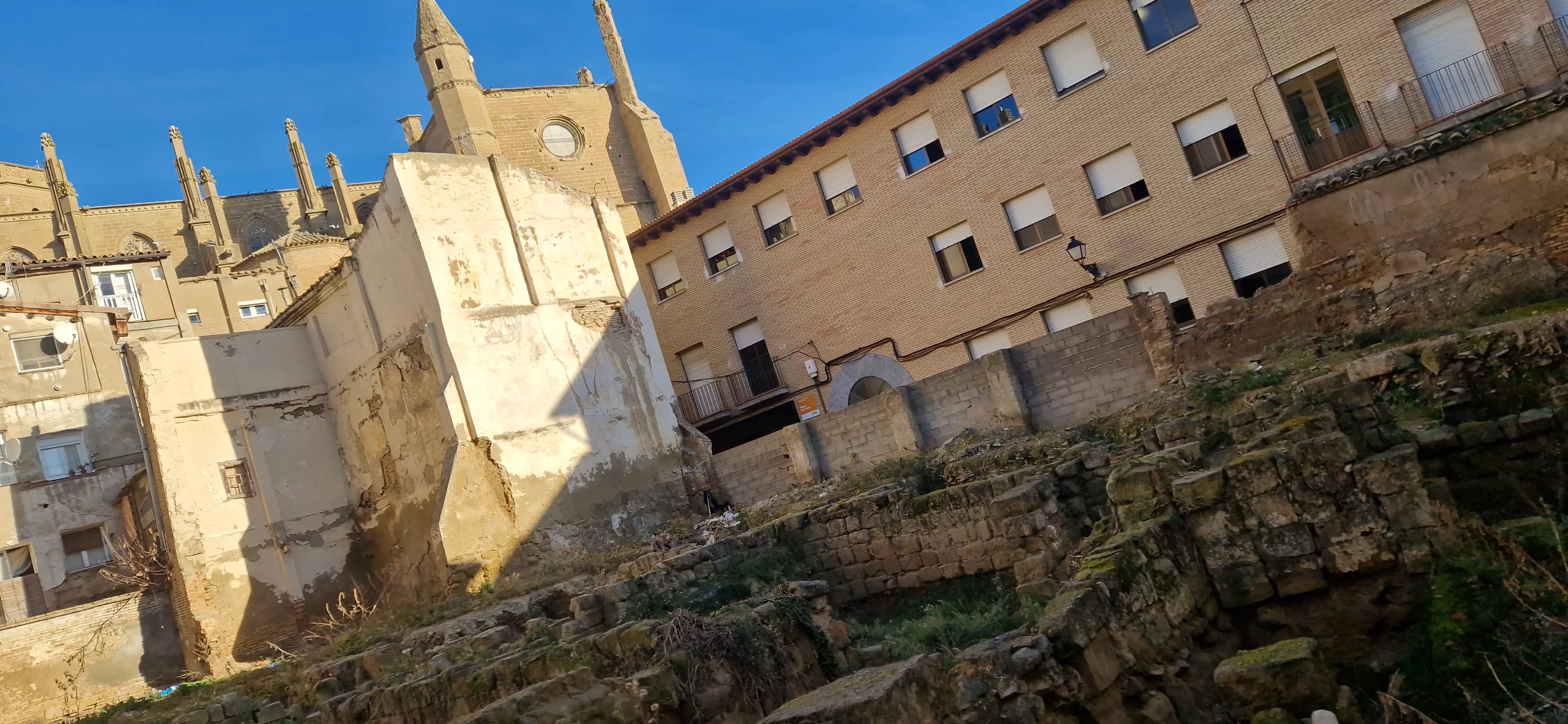 Solar de la calle Zarandia de Huesca que el Ayuntamiento va a recuperar. Foto Myriam Martínez