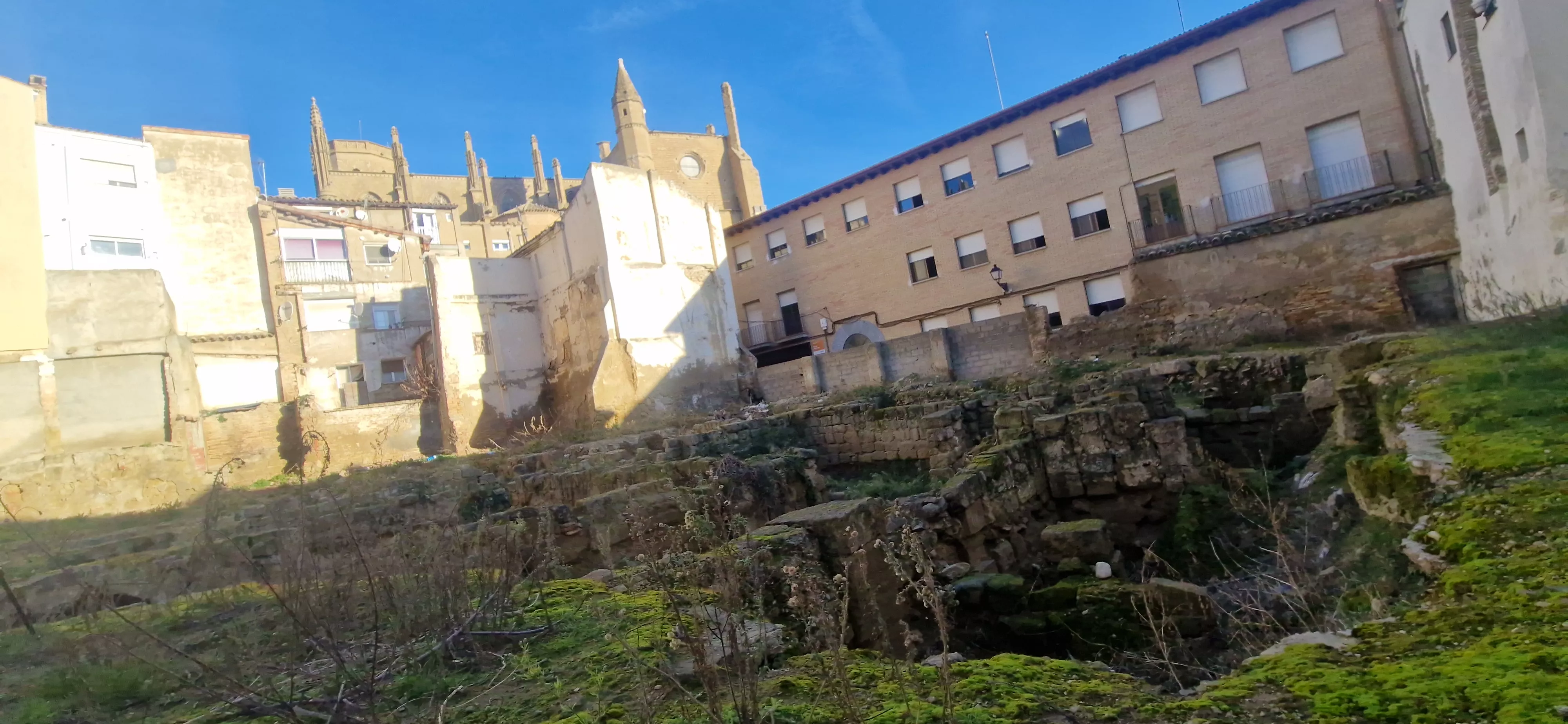 Solar de la calle Zarandia de Huesca. Foto Myriam Martínez