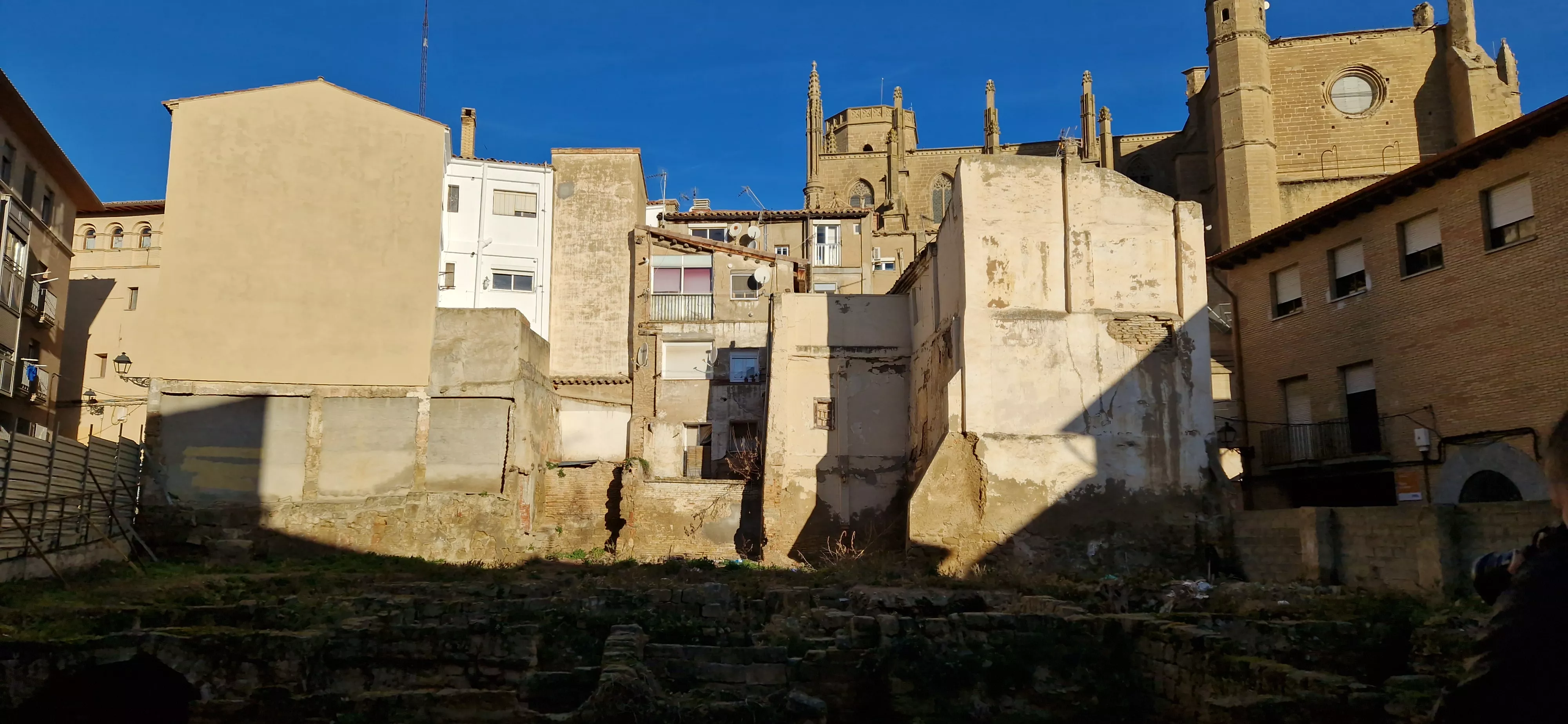 Solar de la calle Zarandia de Huesca que el Ayuntamiento va a recuperar. Foto Myriam Martínez