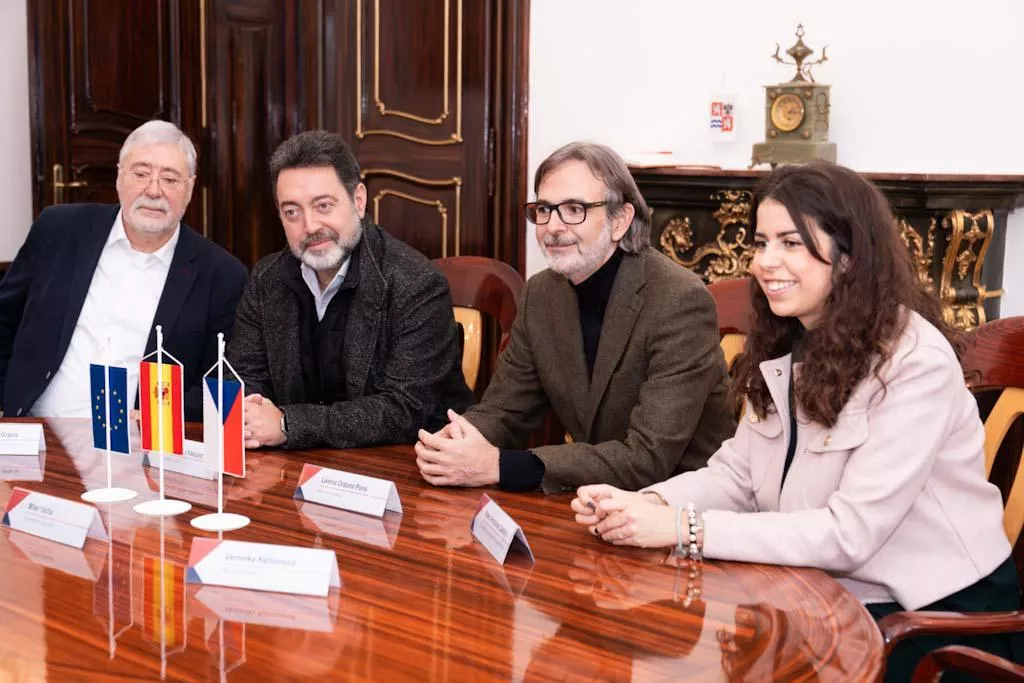 Comitiva oscense en la Biblioteca Havel de Praga y Bohemia central