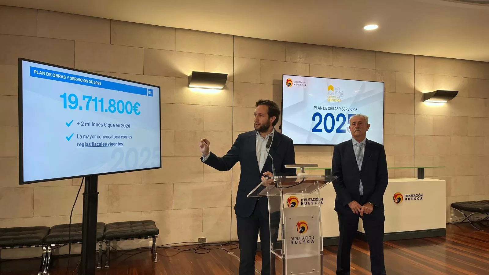 Isaac Claver en la presentación del Plan de Obras para 2025, junto a Álvaro Bescós. 