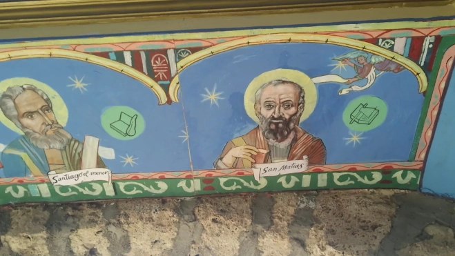 Imagen de las pinturas en el pórtico de la iglesia de Latre.