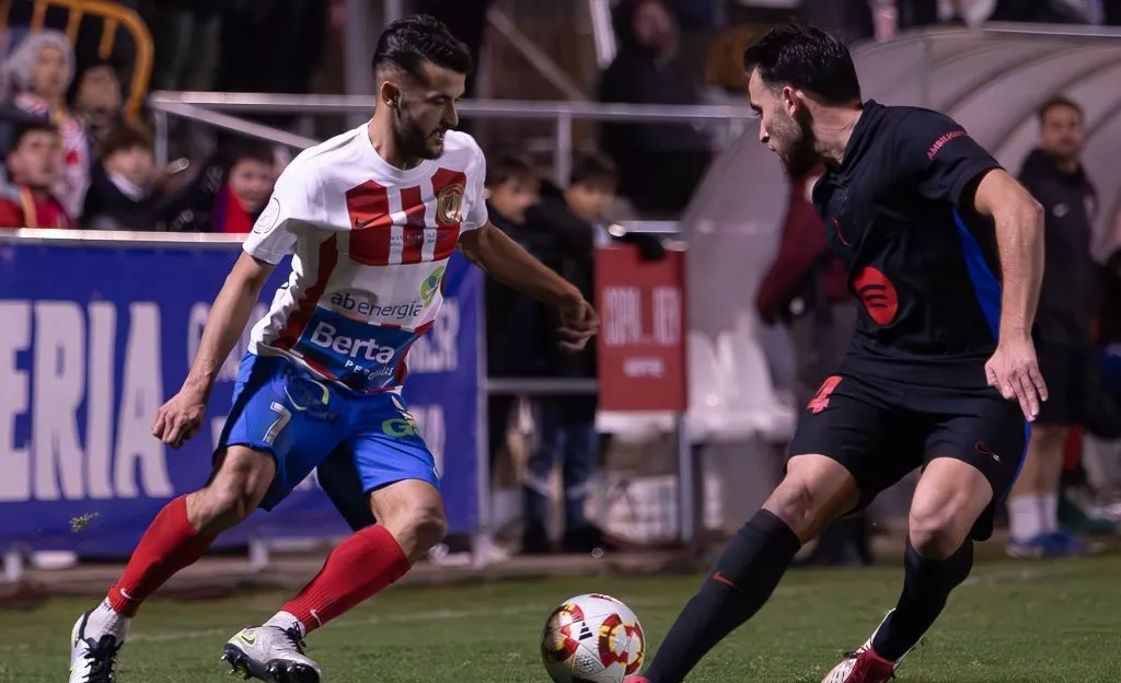 Hugo Bautista, jugador de la UD Barbastro, encara a Eric García en el duelo ante el Barcelona. Foto: Almudena Sopeña