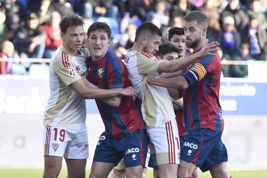 Kortajarena y Pulido. Los jugadores del  Huesca están de dulce