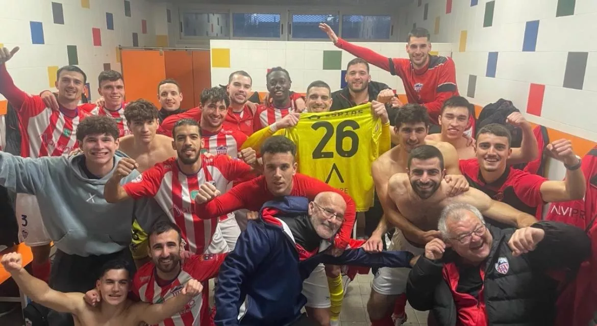 El Atlético Monzón celebra la victoria en el campo del Ebro.
