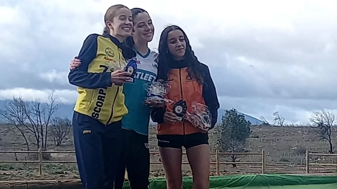 Fadwa Lachhab, a la derecha, subcampeona de Aragón Sub-18 de cross. Fadwa Lachhab, a la derecha, subcampeona de Aragón Sub-18 de cross.
