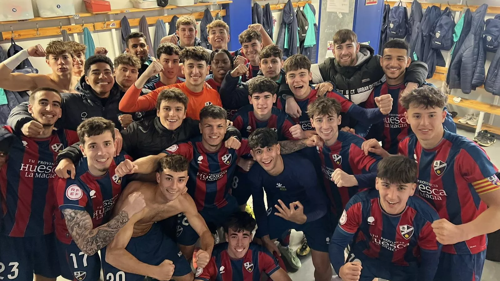 Jugadores del Huesca B celebran el triunfo sobre el Andorra.