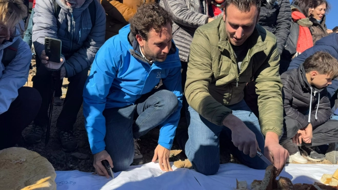 Isaac Claver comprueba los colores de los langostos Isaac Claver comprueba los colores de los langostos