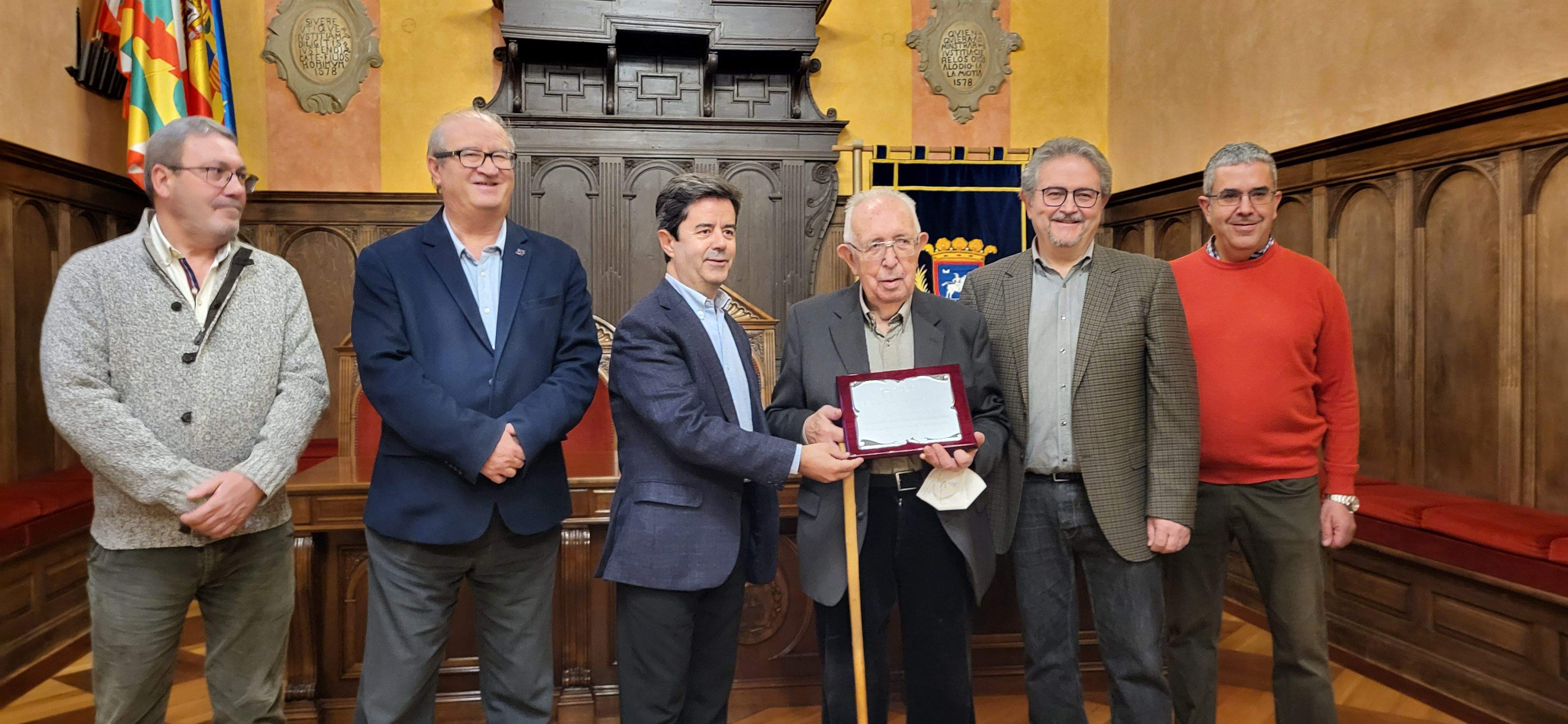 Una placa reconoce la labor en defensa de los juegos tradicionales aragoneses de la familia Carrera