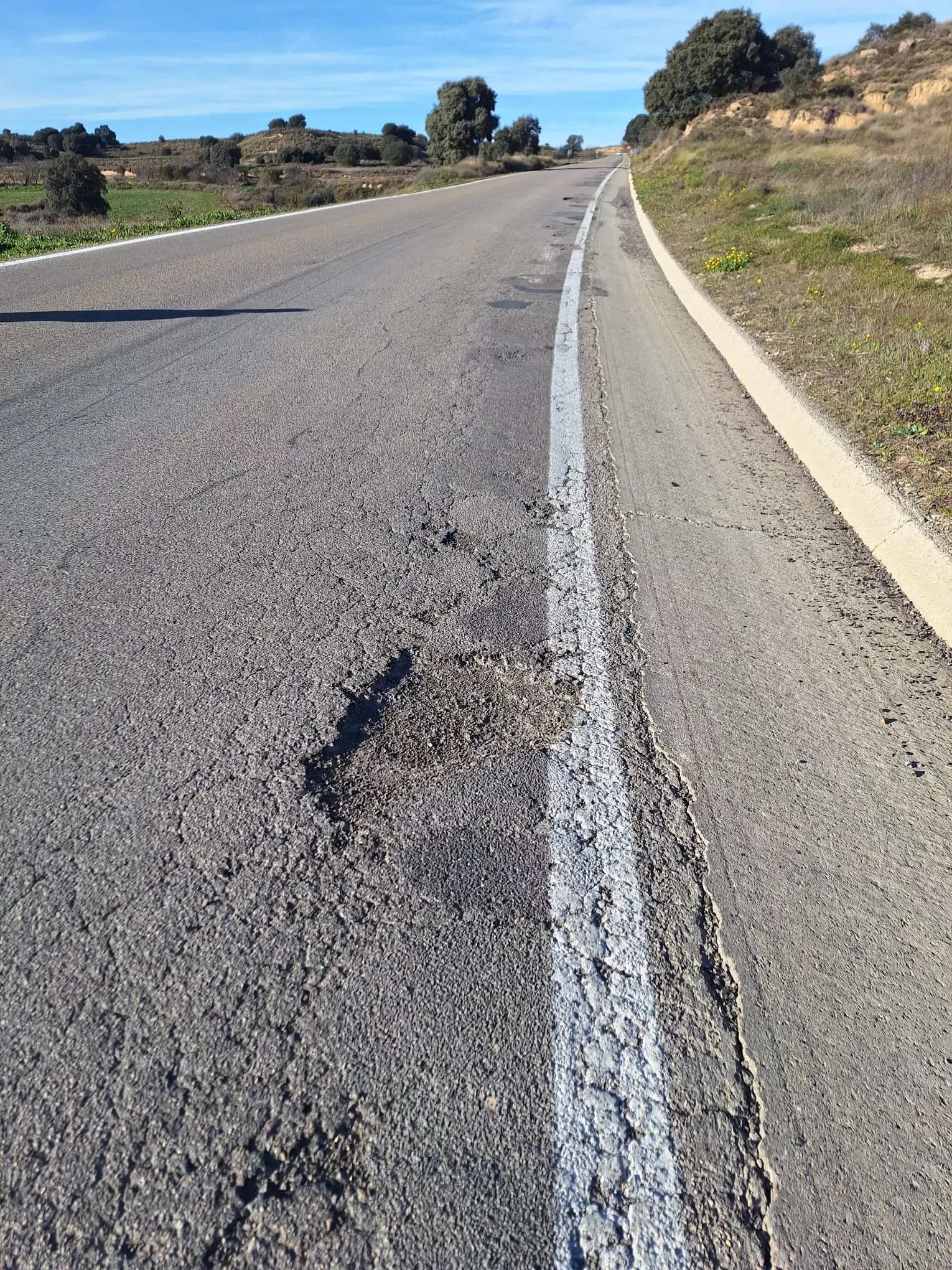 Mal estado de la carretera A-131 entre Huesca y Sariñena