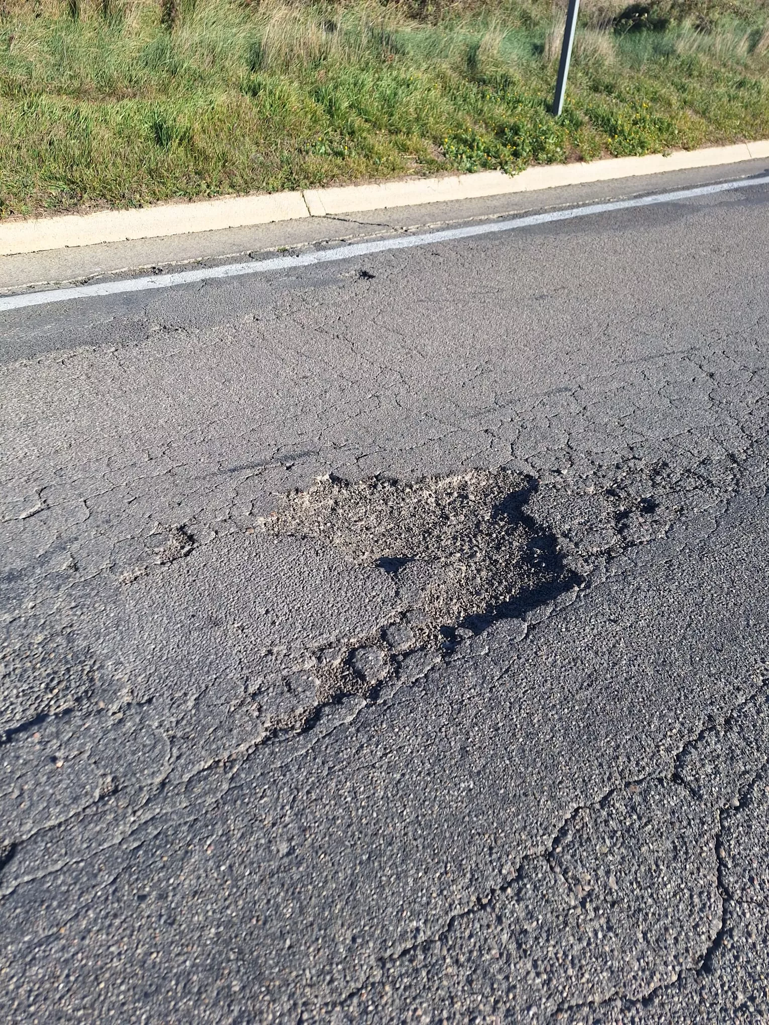 Mal estado de la carretera A-131 entre Huesca y Sariñena
