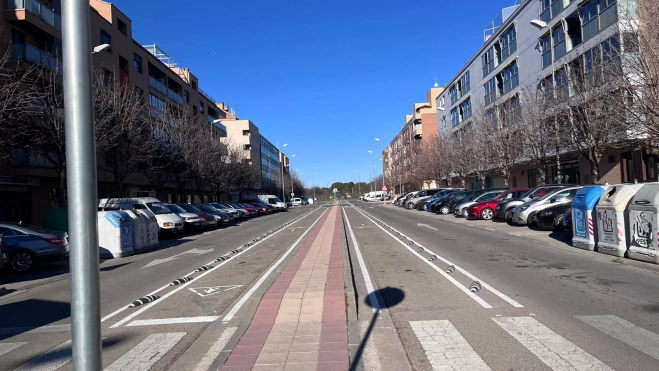 Carril bici en el nuevo tramo de la avenida Pirineos, que desemboca en el aparcamiento de Lorengar. Carril bici en el nuevo tramo de la avenida Pirineos, que desemboca en el aparcamiento de Lorengar.