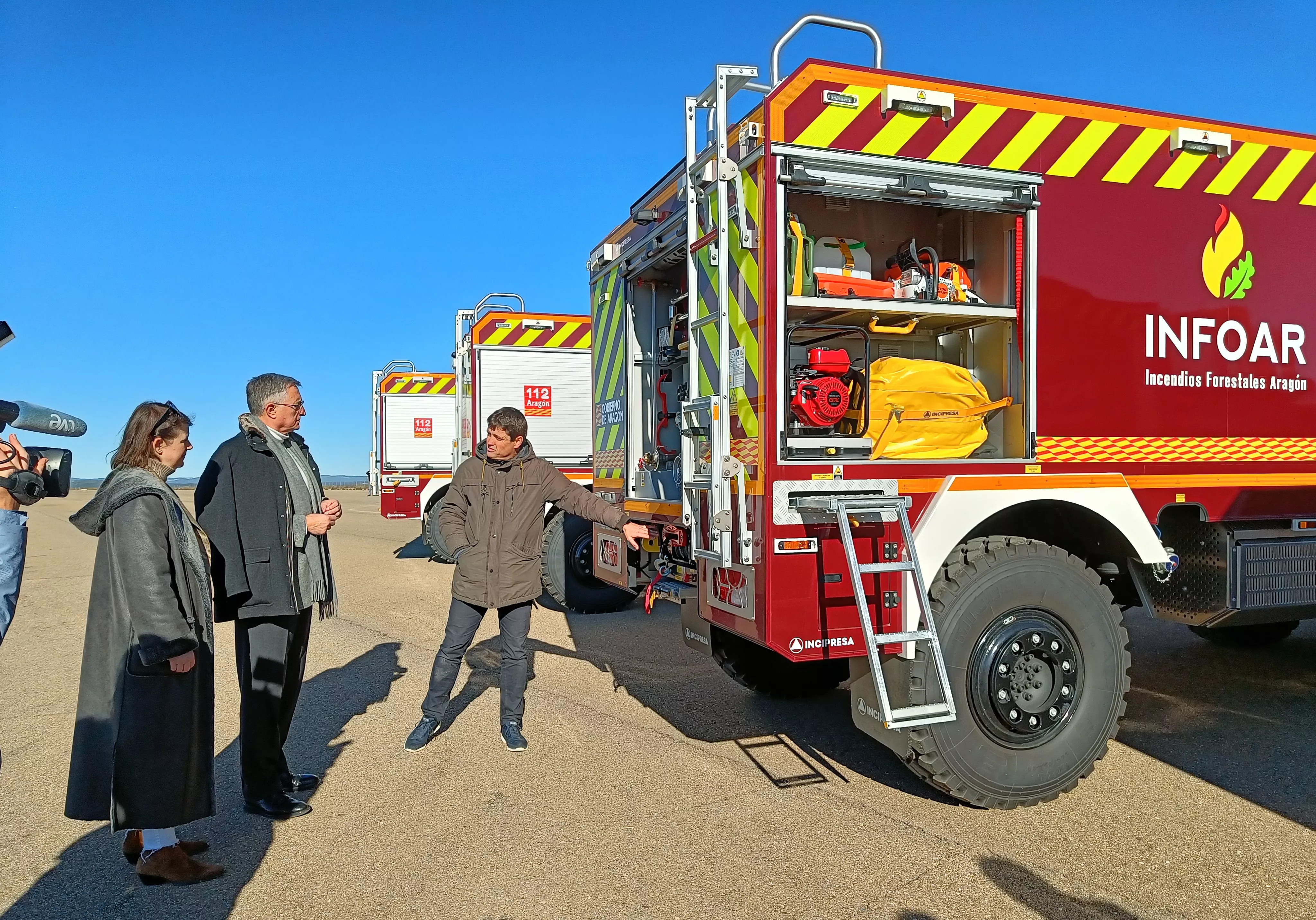 Blasco y Oliván, junto al técnico de Infoar Francisco Miralles, viendo una de las autobombas para incendios forestales.