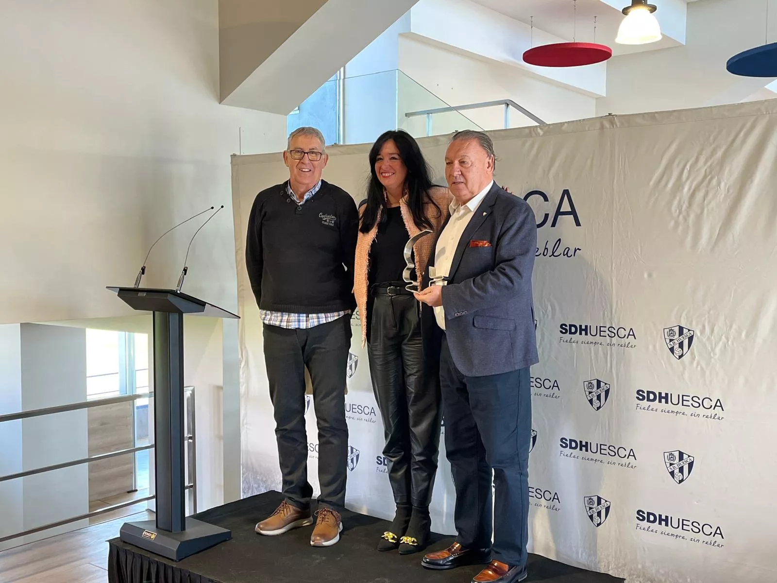 José Mari Pardina, Lorena Orduna y Agustín Lasaosa, este lunes en el acto de entrega del trofeo. Foto: Adri Mora