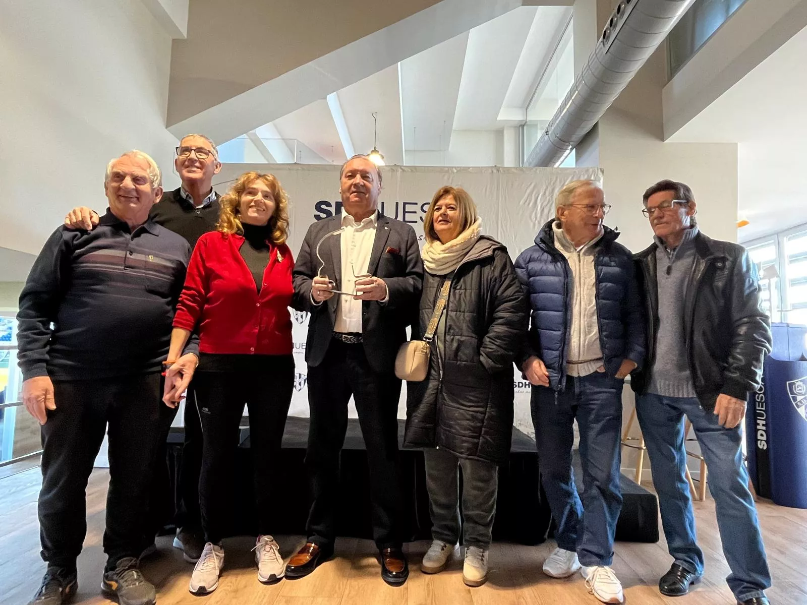 Agustín Lasaosa recoge el galardón de la "Figura del Año 2024". Foto: Adri Mora