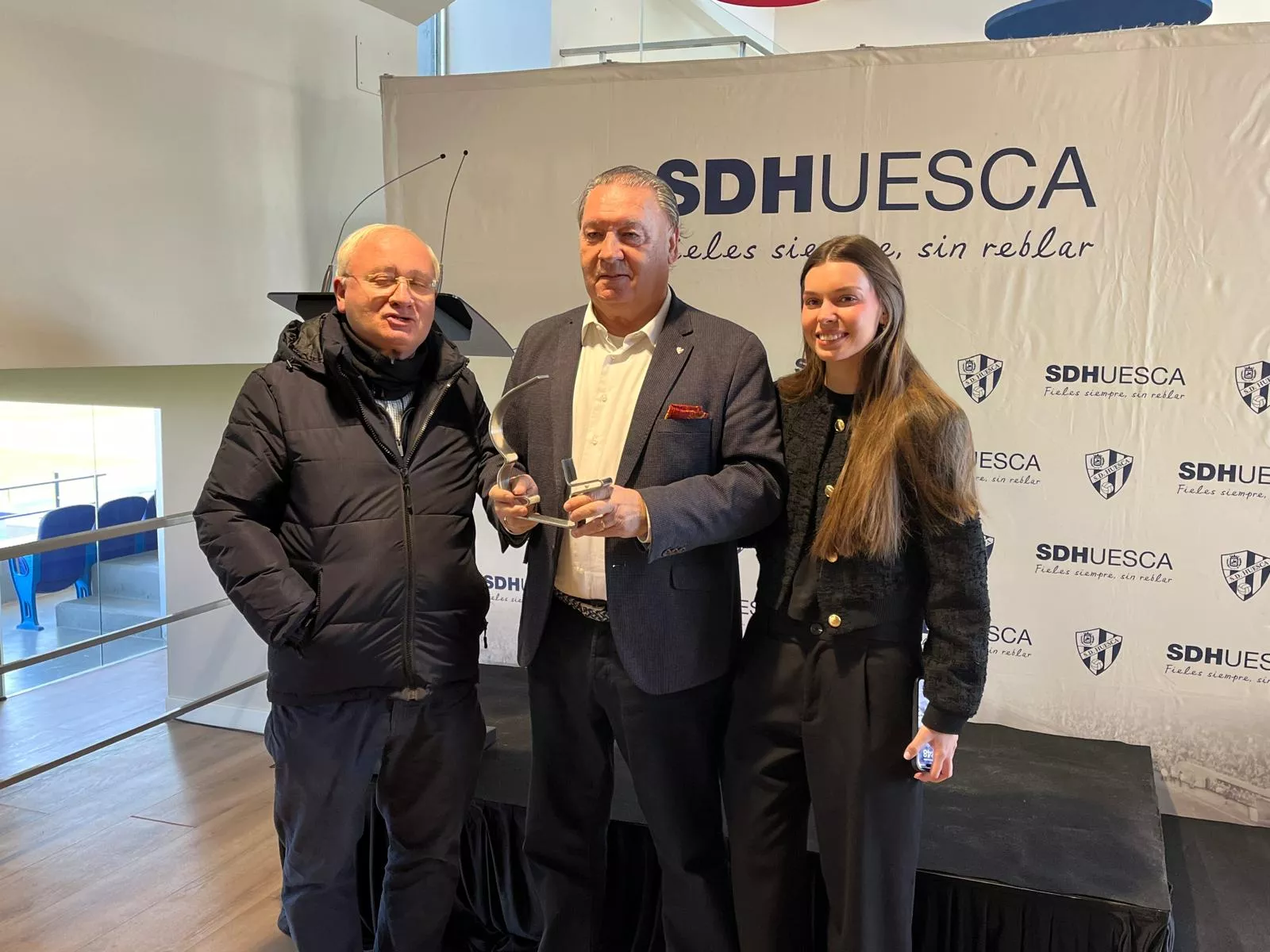 Agustín Lasaosa recoge el galardón de la "Figura del Año 2024". Foto: Adri Mora