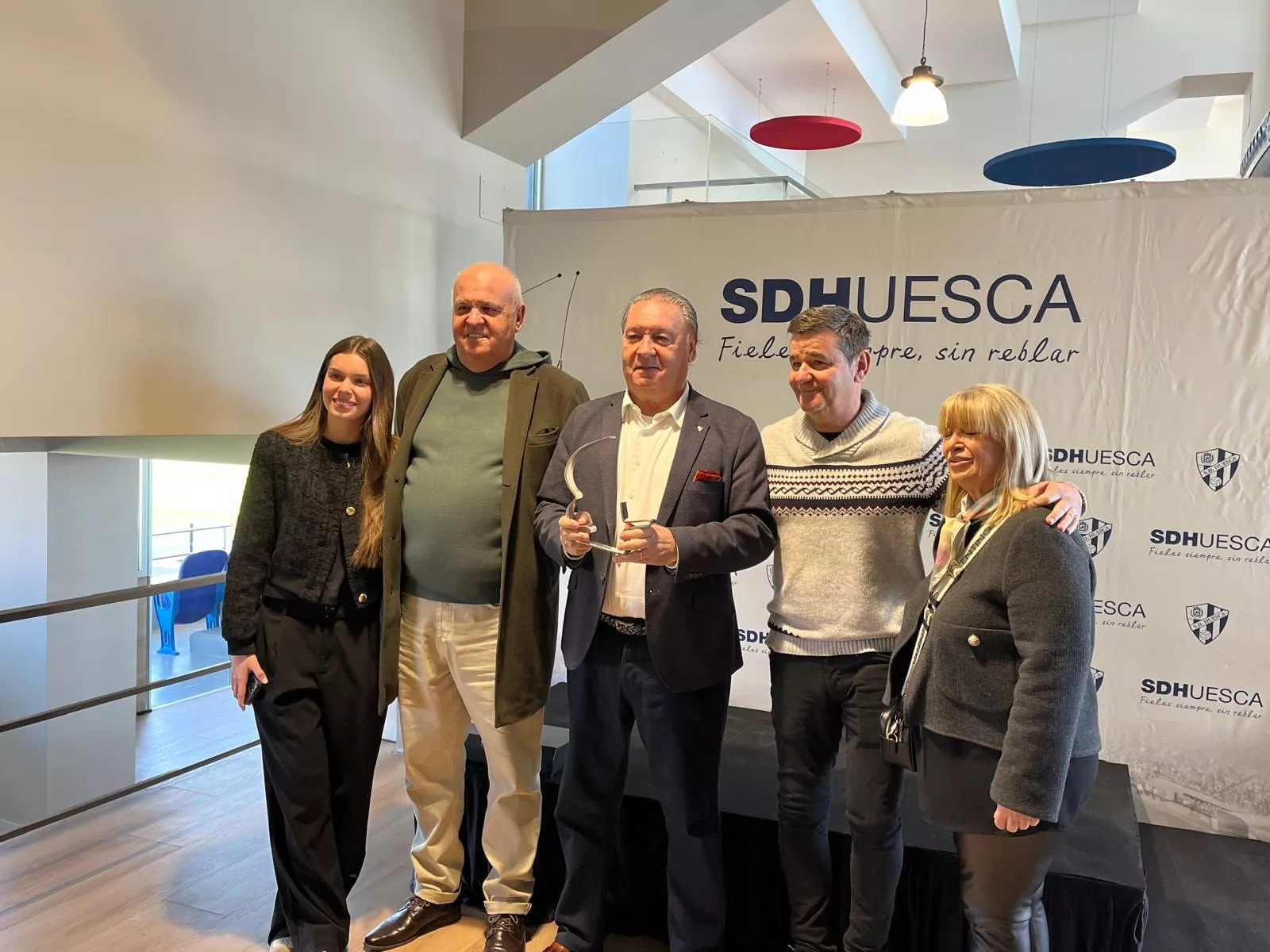 Agustín Lasaosa recoge el galardón de la "Figura del Año 2024". Foto: Adri Mora