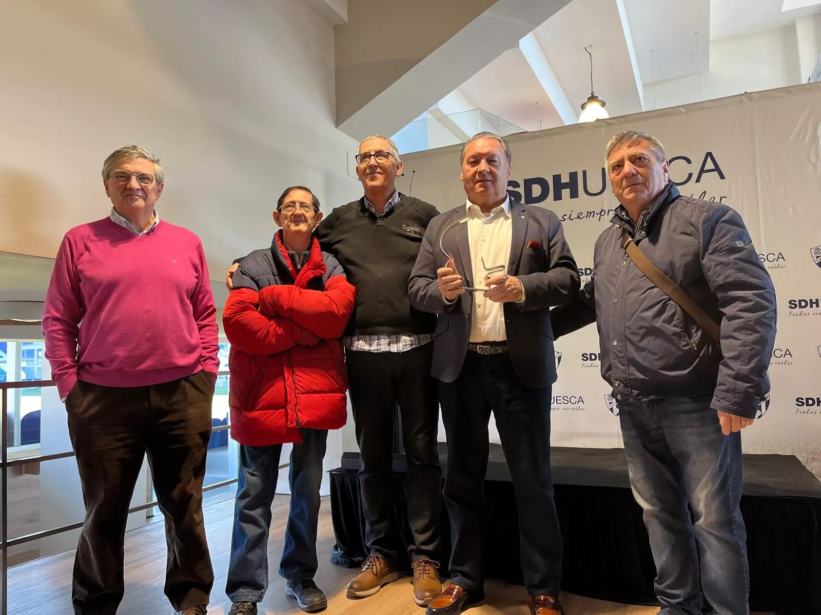 Agustín Lasaosa recoge el galardón de la "Figura del Año 2024". Foto: Adri Mora