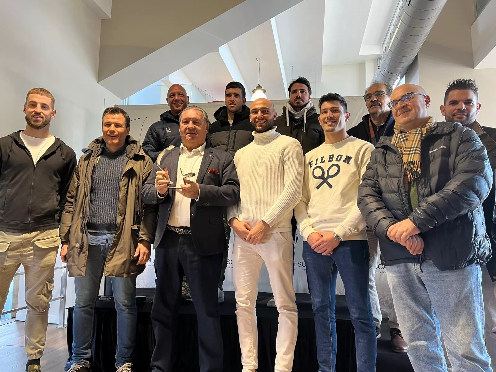 Agustín Lasaosa recoge el galardón de la "Figura del Año 2024". Foto: Adri Mora