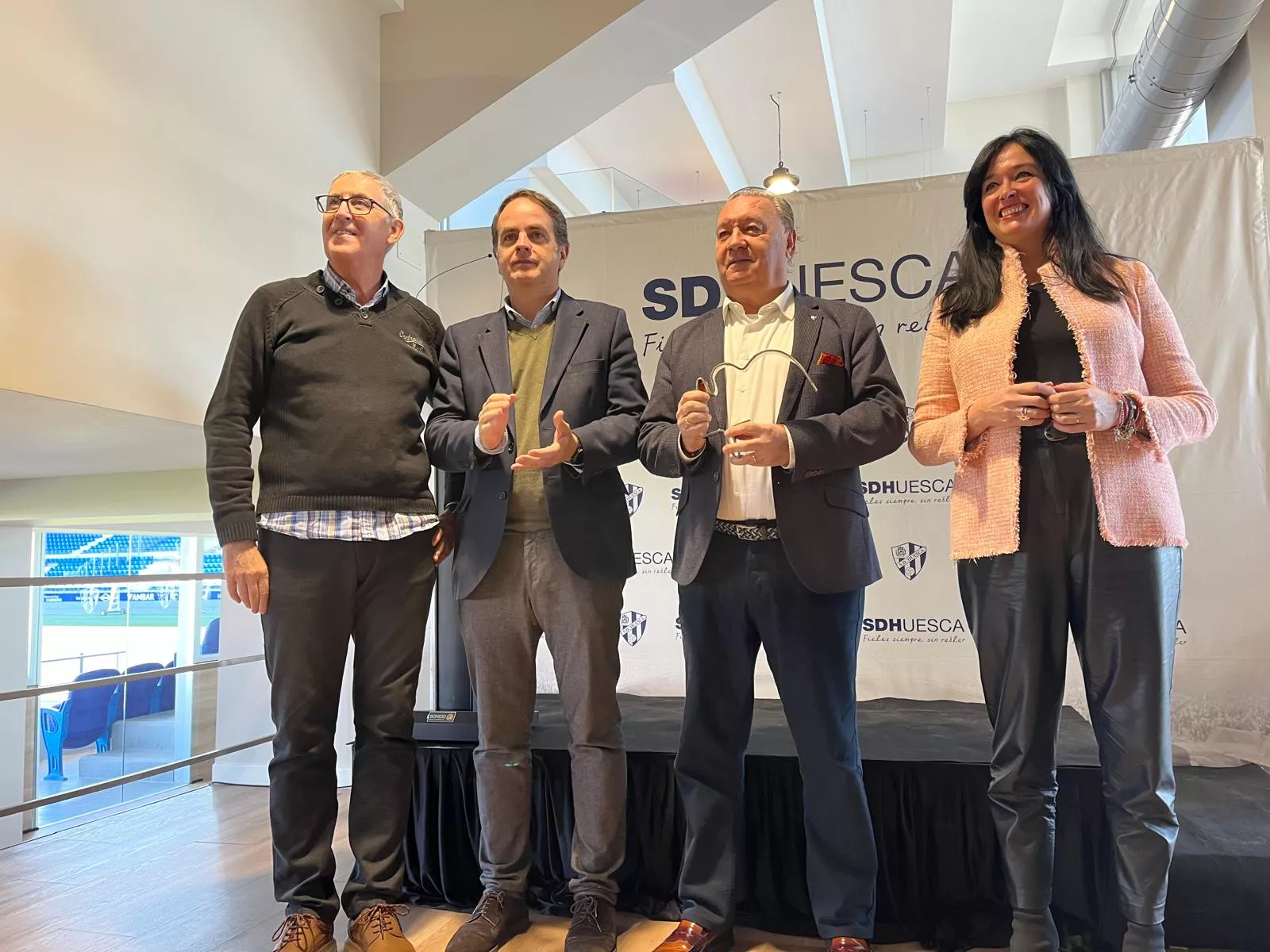 Agustín Lasaosa recoge el galardón de la "Figura del Año 2024". Foto: Adri Mora