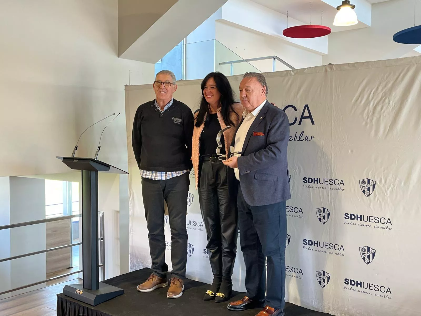 Agustín Lasaosa recoge el galardón de la "Figura del Año 2024". Foto: Adri Mora