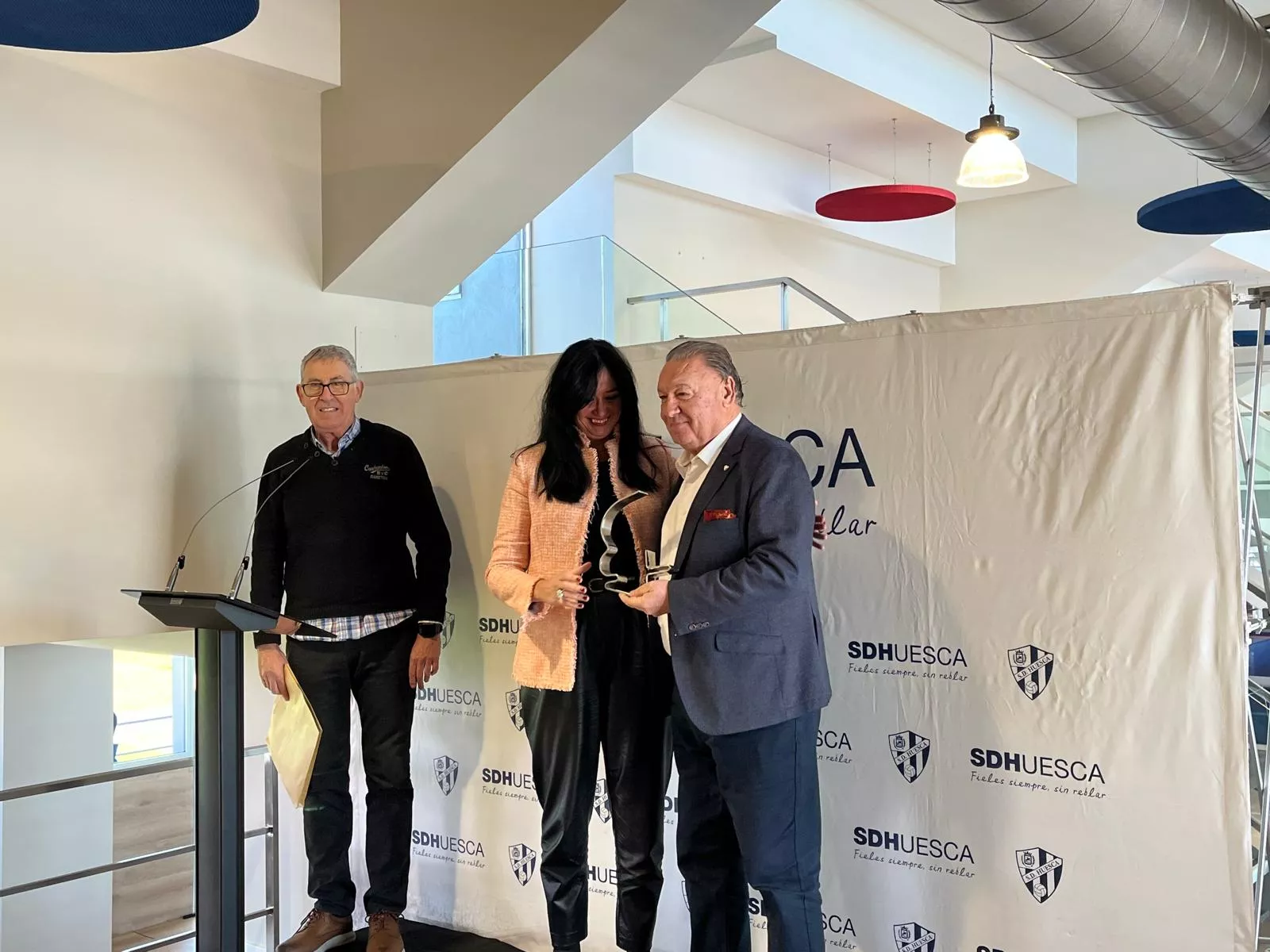 Agustín Lasaosa recoge el galardón de la "Figura del Año 2024". Foto: Adri Mora