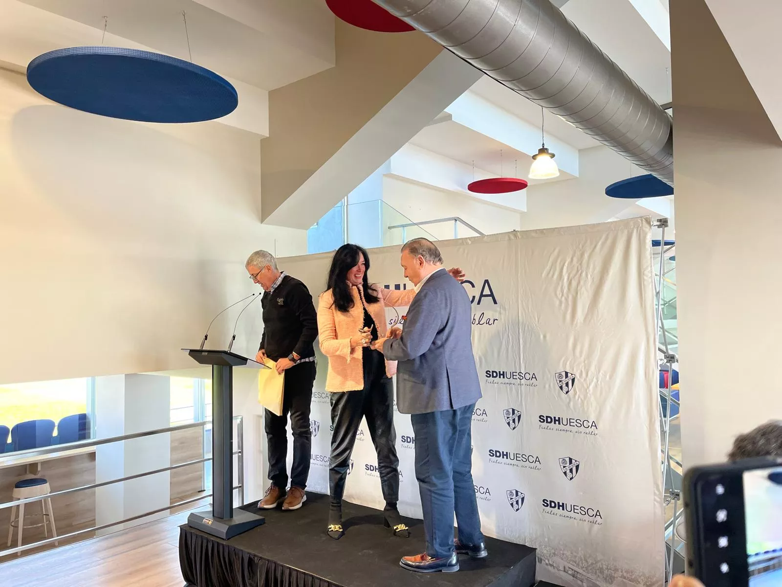 Agustín Lasaosa recoge el galardón de la "Figura del Año 2024". Foto: Adri Mora