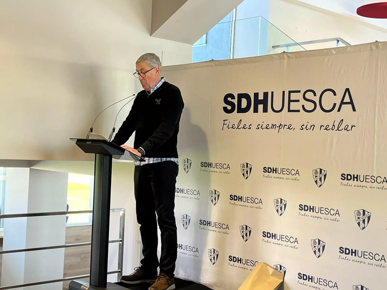 Agustín Lasaosa recoge el galardón de la "Figura del Año 2024". Foto: Adri Mora