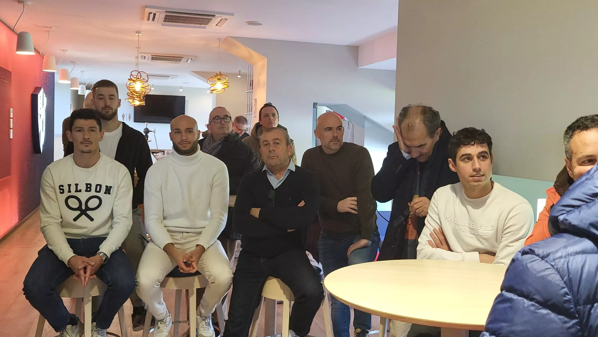 Agustín Lasaosa recoge el galardón de la "Figura del Año 2024". Foto: Adri Mora