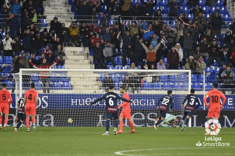Afición y jugadores celebran el tanto de la victoria de Juan Carlos desde el punto de penalti. Foto: LaLiga