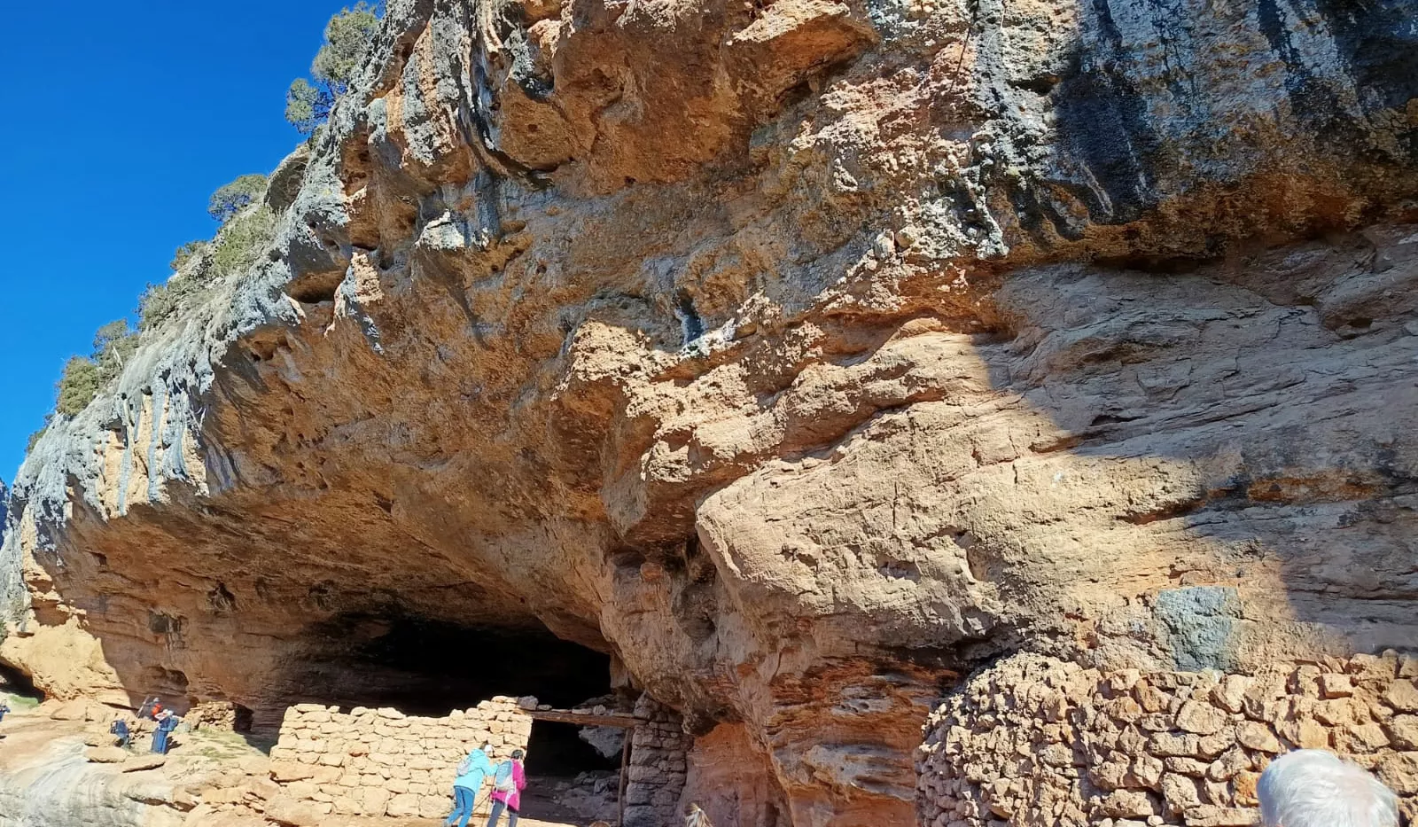 Barrancos, cuevas y bosques por la falda de Guara. Foto Peña Guara