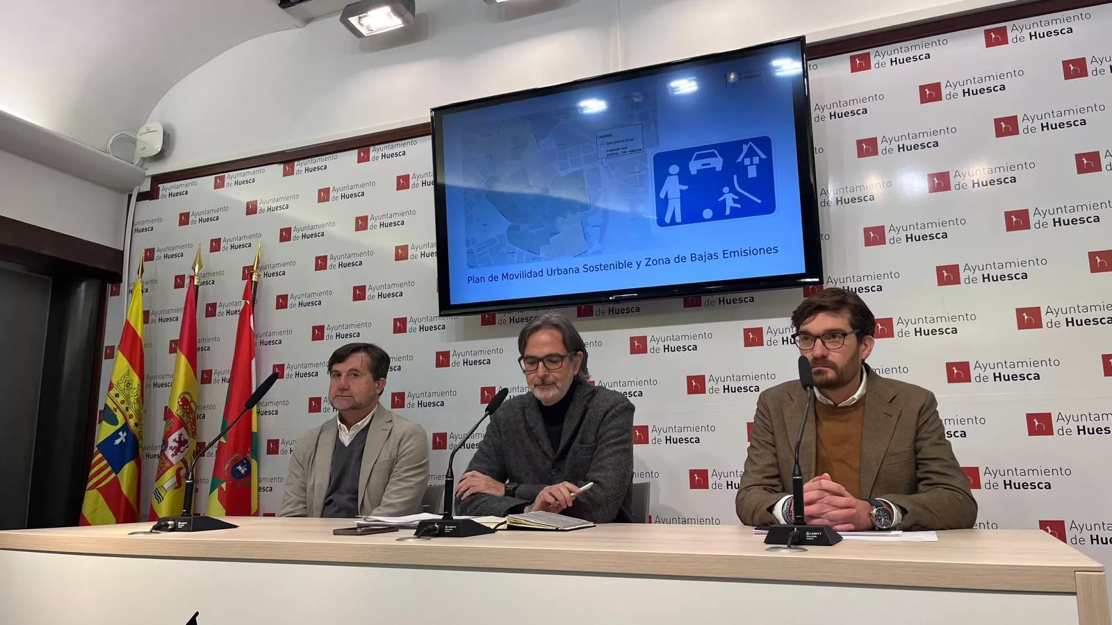 Manuel Pineda, Iván Rodríguez y Joaquín Sierra en la presentación del plan de movilidad de Huesca.