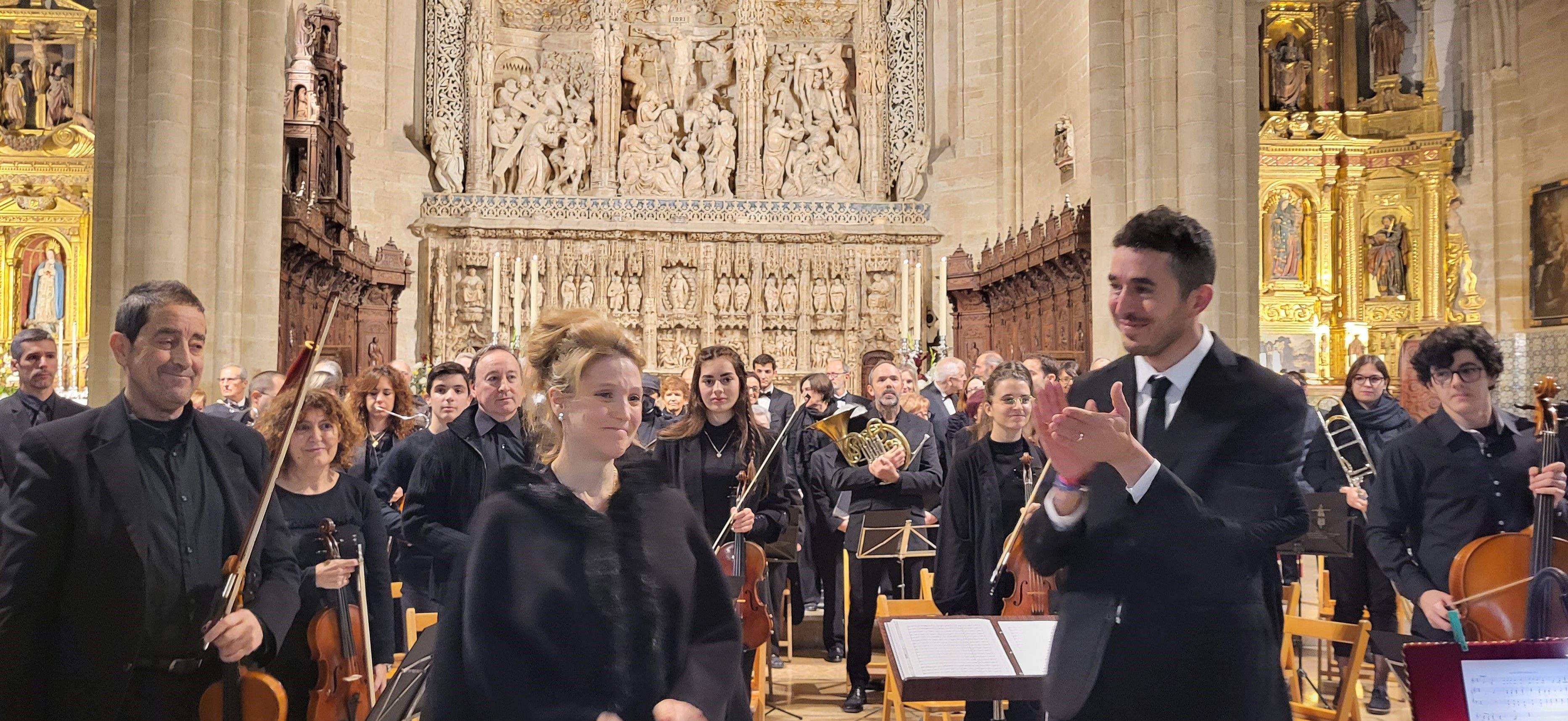 Marina Lansac, José Vicente Pardo, la orqueta y el coro recogen el aplauso de los asistentes al Tota Pulchra en la catedral de Huesca.