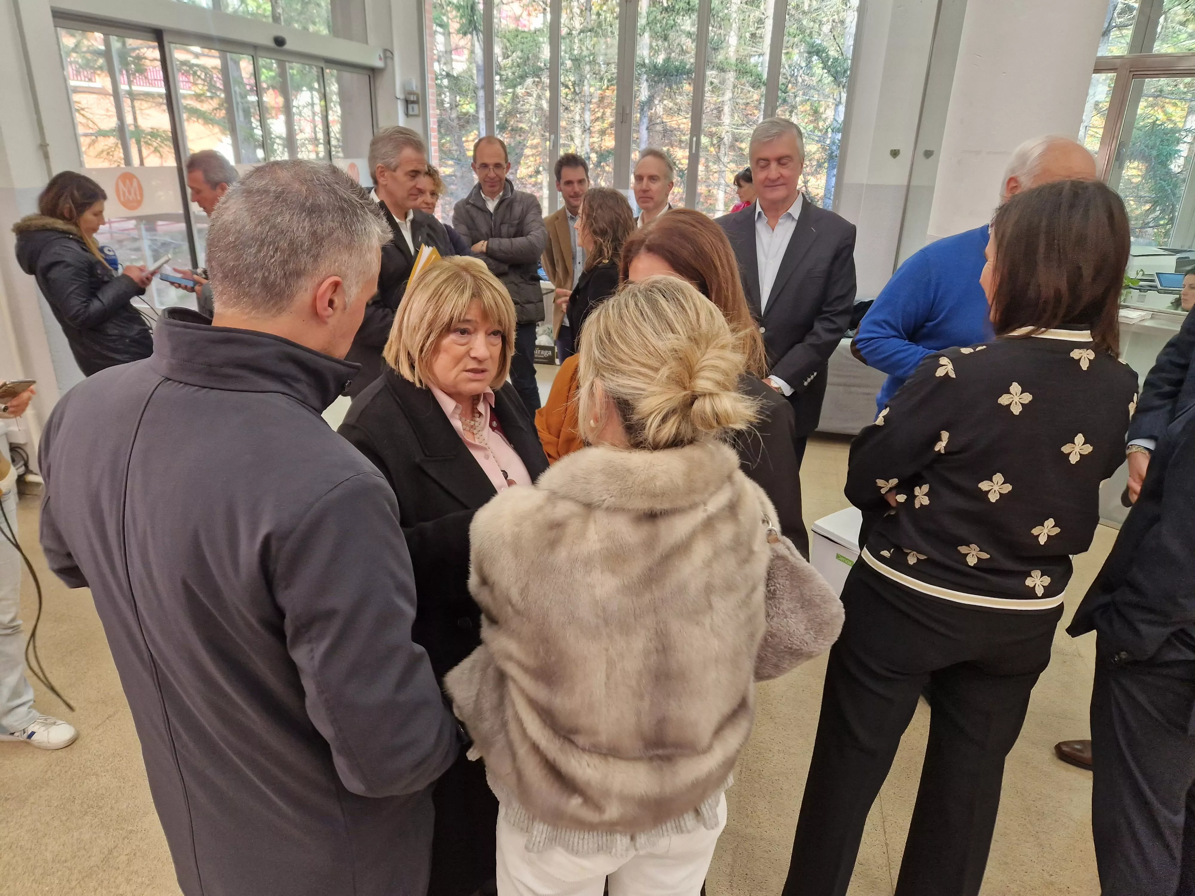 La consejera Tomasa Hernández abordó con el grupo de trabajo en el que está Acomseja la creación del ciclo de Cocina en Jaca. La consejera Tomasa Hernández abordó con el grupo de trabajo en el que está Acomseja la creación del ciclo de Cocina en Jaca.