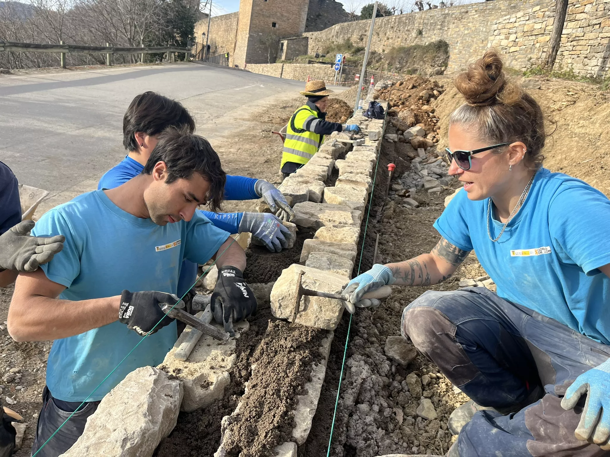 Actuación de los alumnos en la rehabilitación de muretes en el frente sur de la villa medieval de Aínsa. Actuación de los alumnos en la rehabilitación de muretes en el frente sur de la villa medieval de Aínsa.