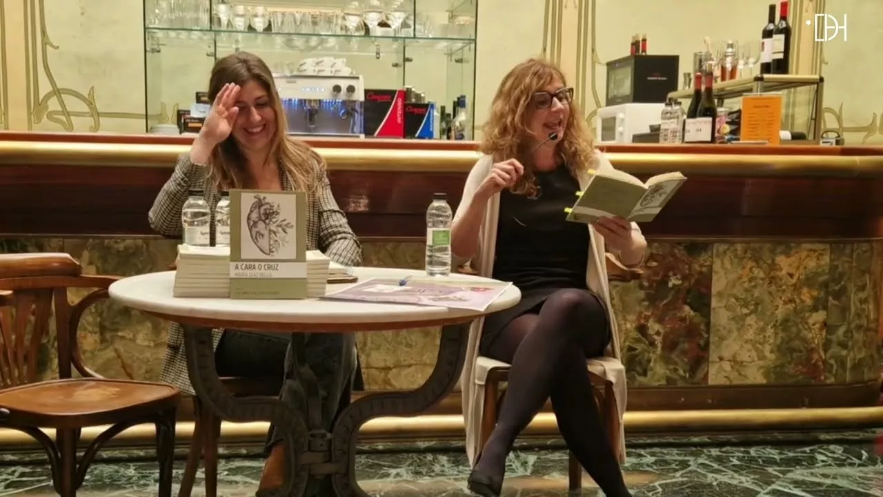 María Díaz Bello, a la derecha, ha entrado en la lista con A Cara o Cruz. Pablo Fantova mantiene su público fiel y sigue liderando las ventas de libros en Huesca. Foto Myriam Martínez