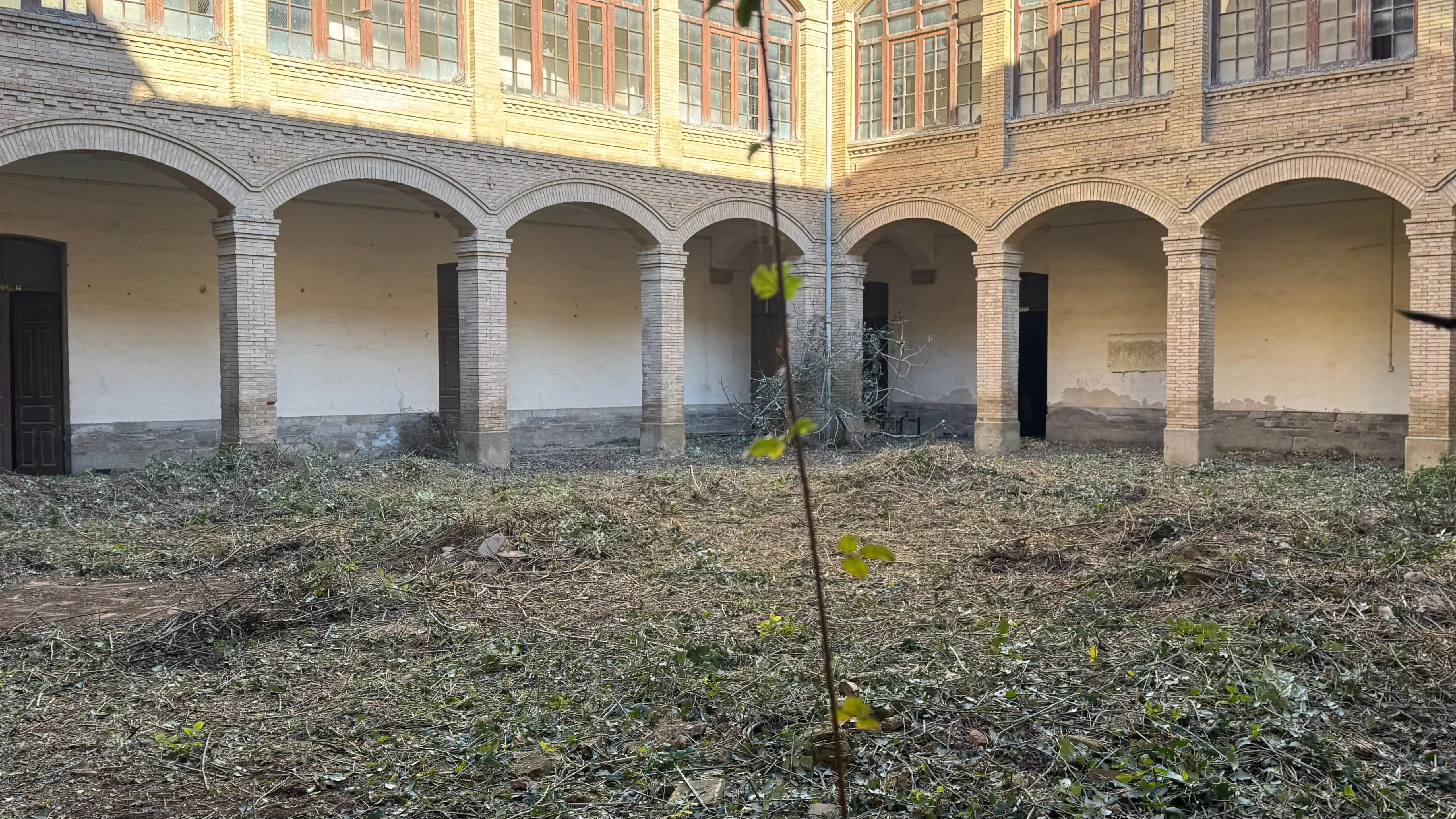 Desbroce de los patios interiores del Seminario de Huesca.