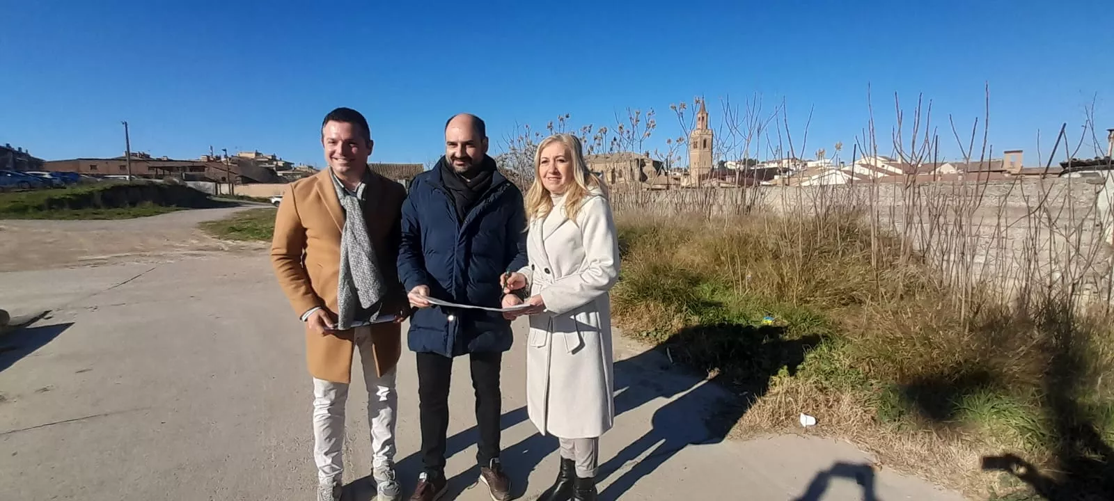 Borruel, Torres y Barón en los terrenos en los que se va a habilitar una zona de aparcamiento en Barbastro.