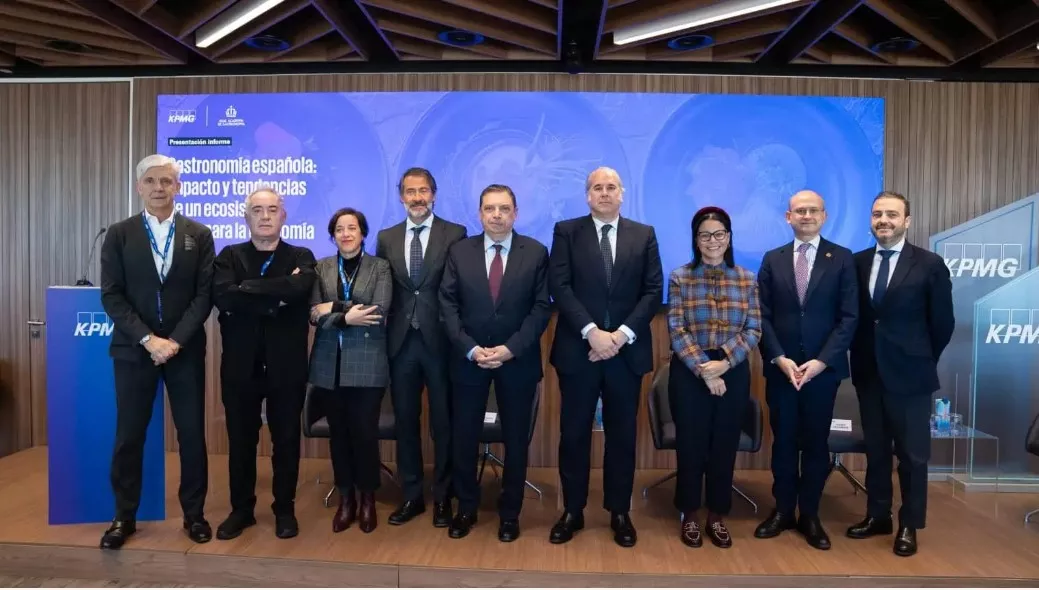 Participantes en la presentación del informe de KPMG y la Real Academia Española de Gastronomía con el ministro Luis Planas en primer plano
