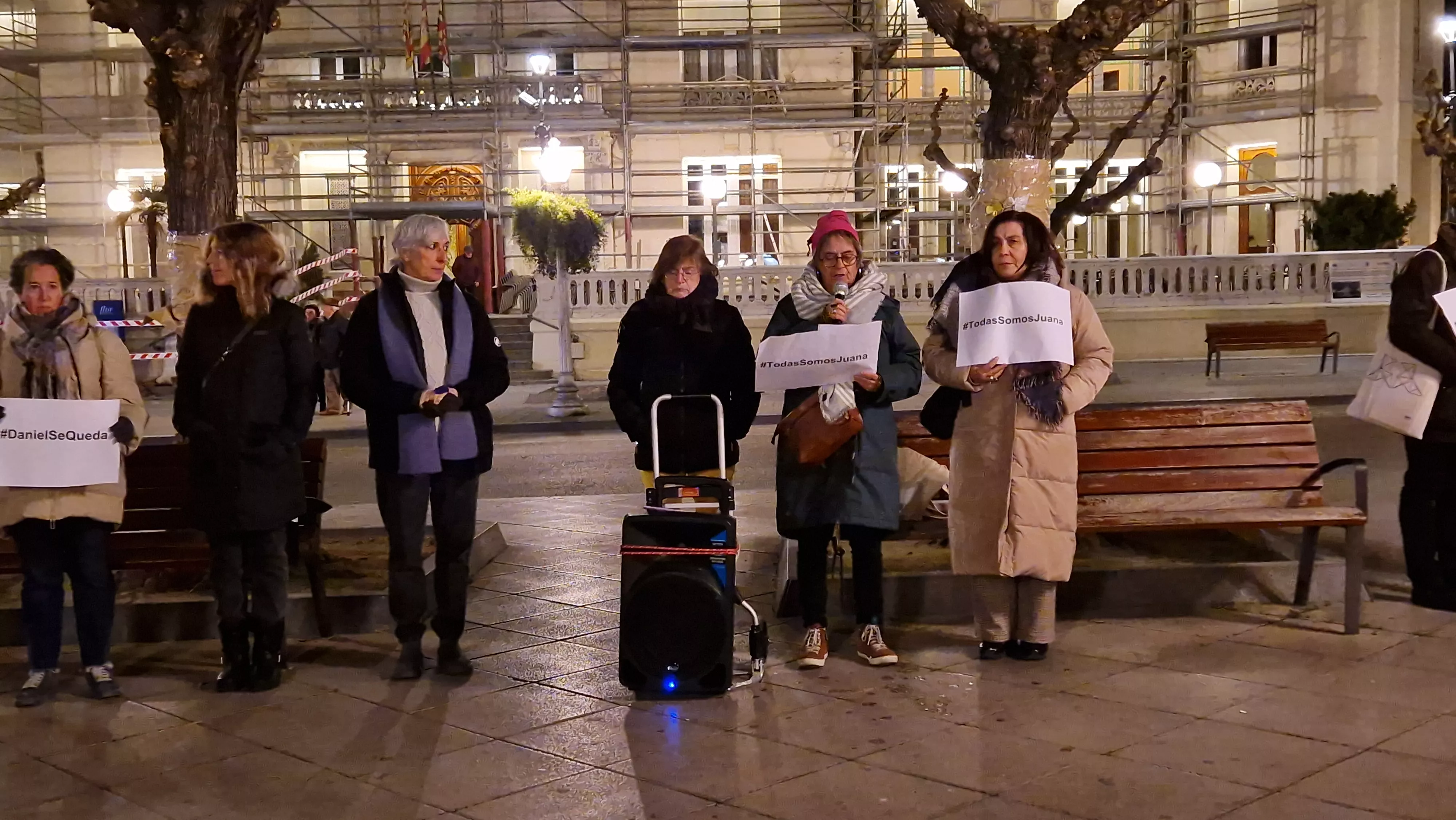 Concentración en Huesca en apoyo a Juana Rivas y su hijo Daniel. Foto Myriam Martínez 
