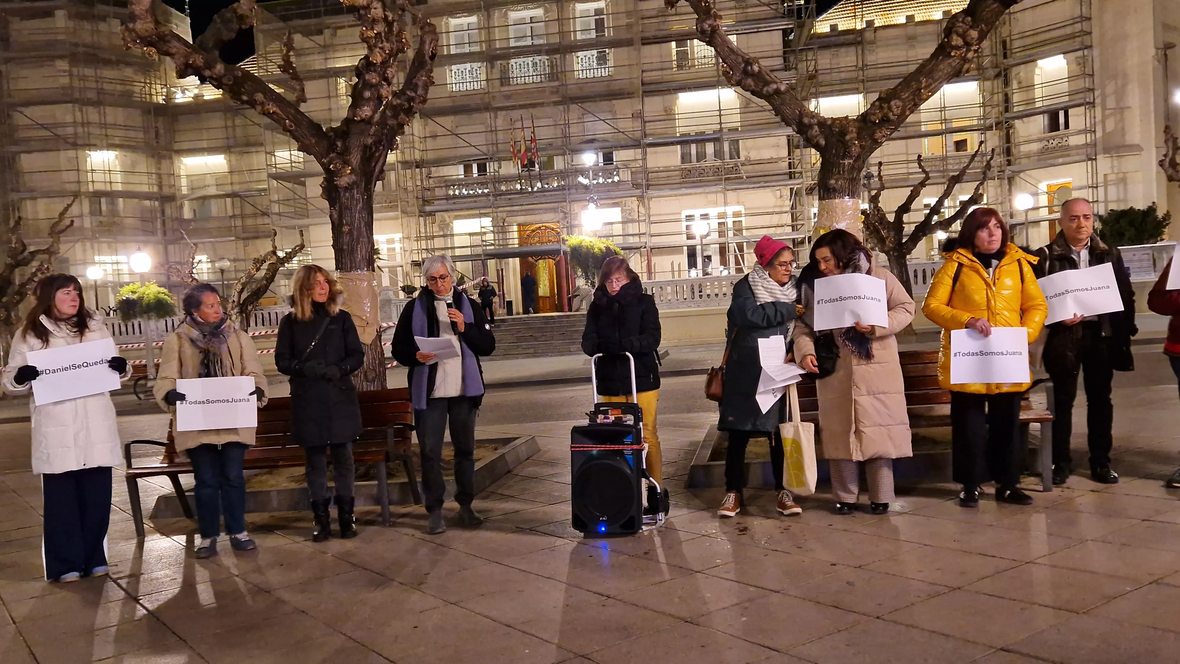 Concentración en Huesca en apoyo a Juana Rivas y su hijo Daniel. Foto Myriam Martínez 