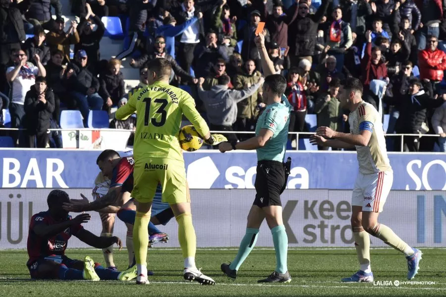 González Esteban muestra una roja en el Huesca 1-0 Mirandés. Foto: LaLiga
