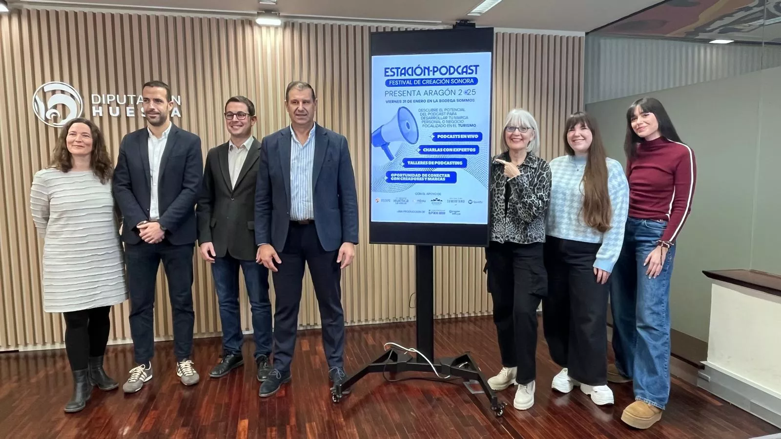 Asistentes a la presentación del evento Estación Podcast que se celebrará el 31 de enero en Bodega Sommos.