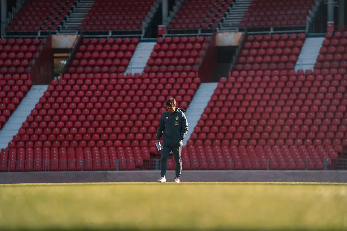 Rubi, técnico del Almería, pensativo sobre el césped antes de recibir al Leganés en Copa. Foto: UD Almería