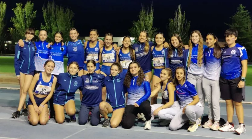Atletas del Club Atletismo Barbastro en una competición de la pasada temporada 2024.