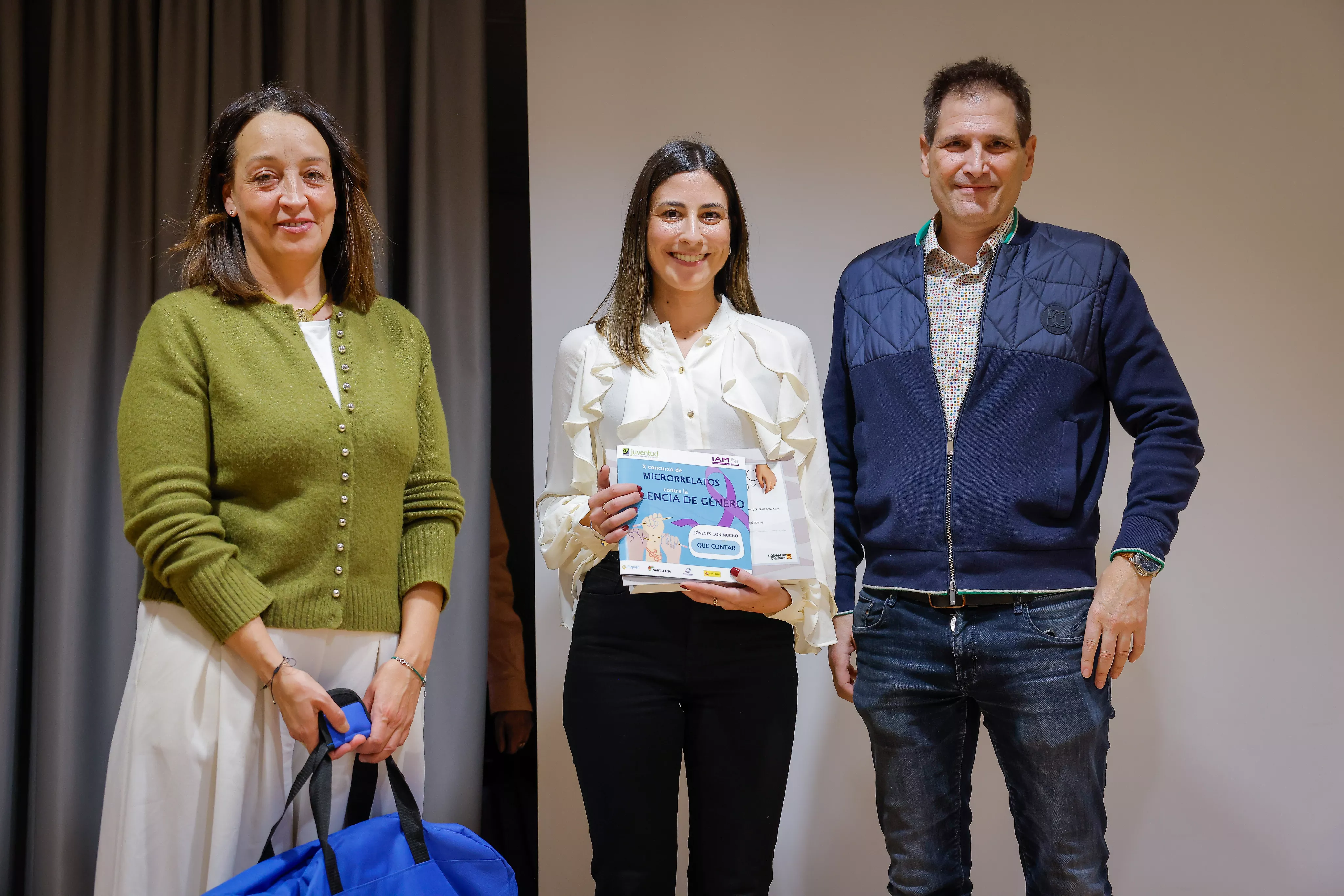 Carmen Susín ha entregado a Belén Lacoma el premio del concurso "Jóvenes con mucho que contar".  Foto Chus Marchador