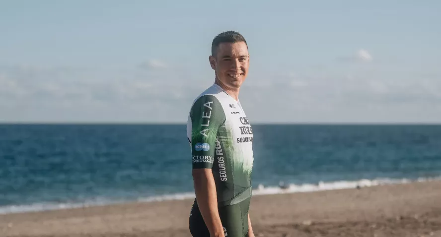 Fernando Barceló, sonriente, en la playa. Foto: Instagram @barcelofer
