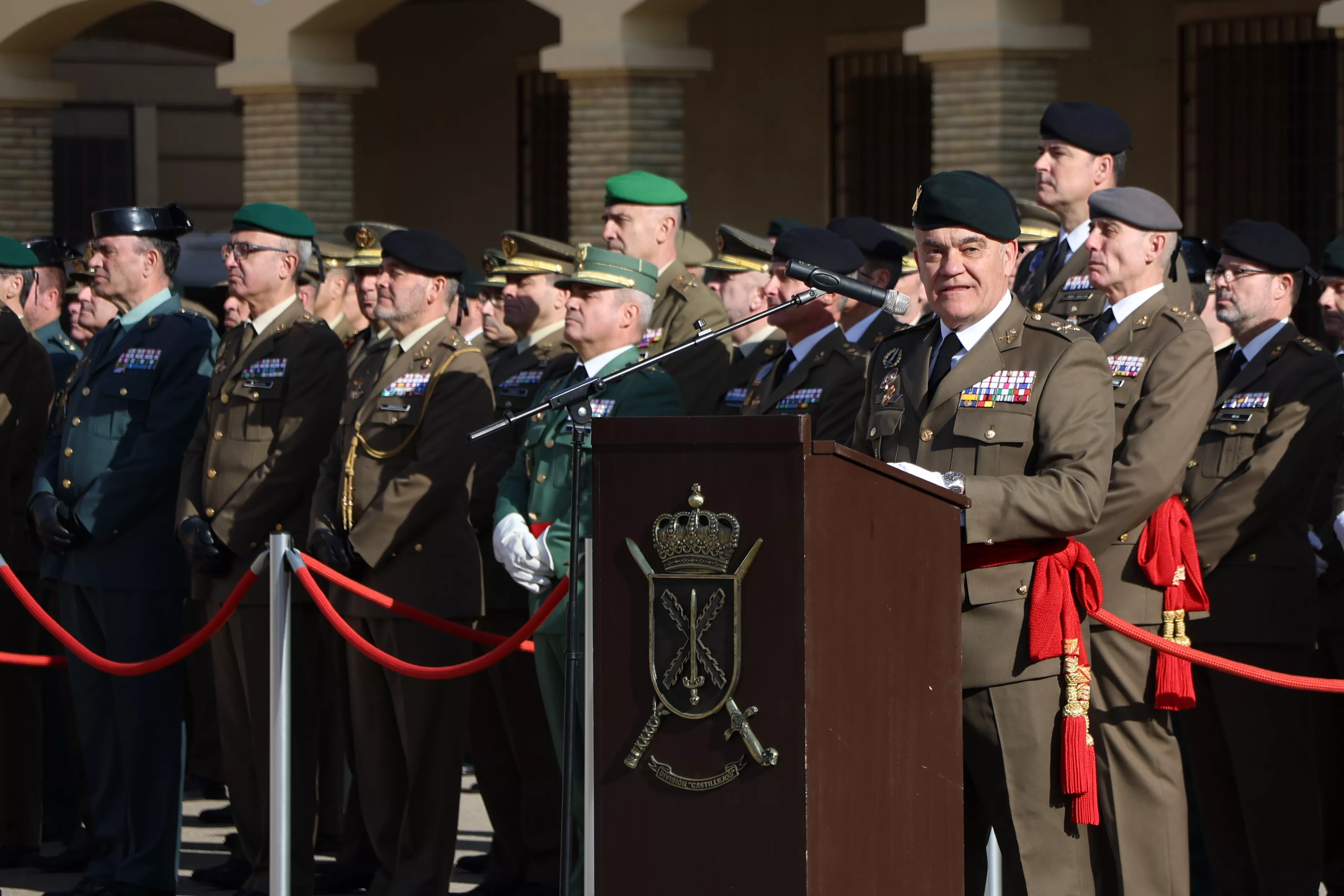 El general Luis Francisco Cepeda en su alocución tras su toma de posesión. Foto División Castillejos