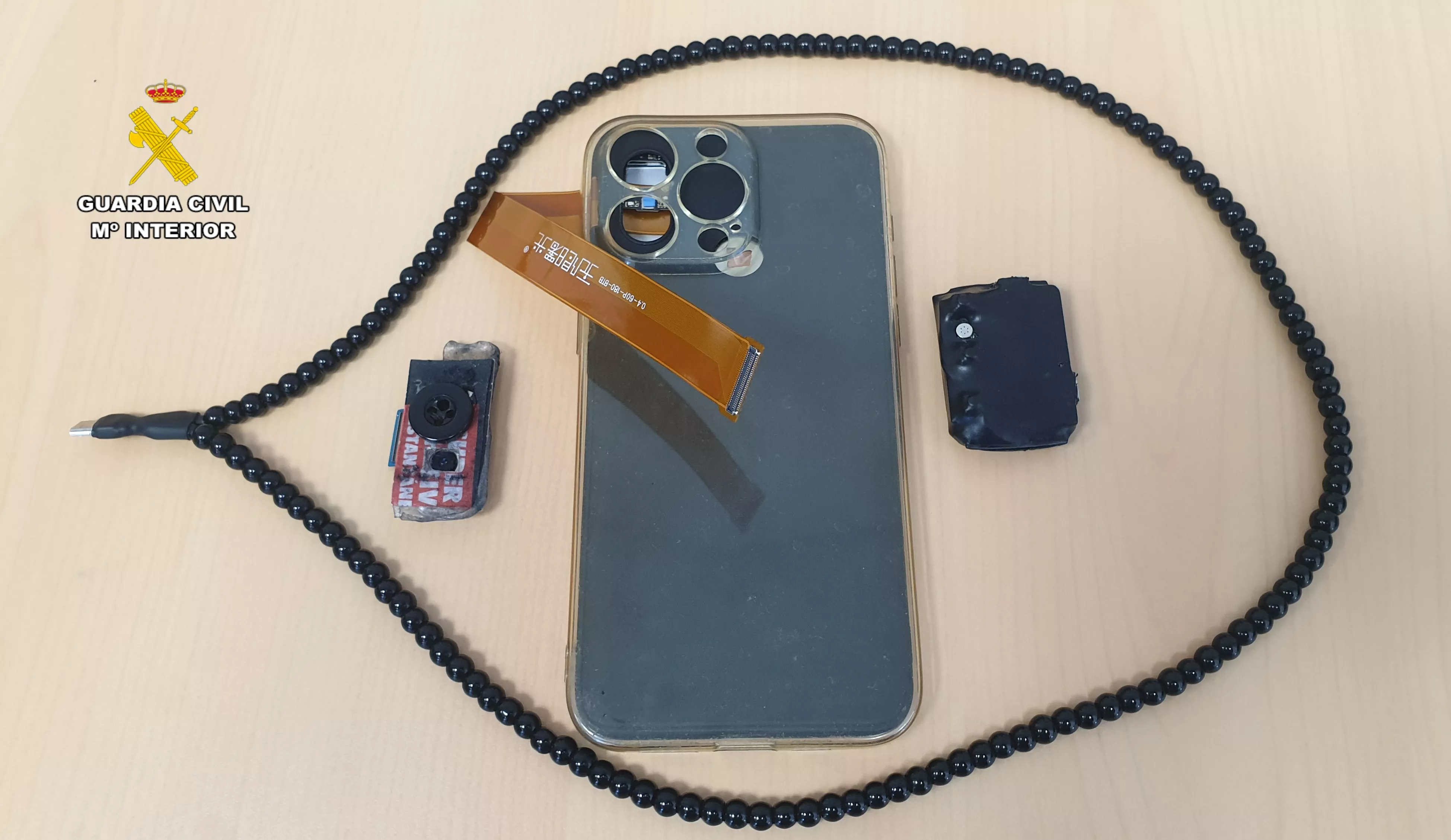 Dispositivo utilizado por el infractor para recibir las respuestas de la prueba teórica de conducir.